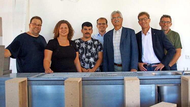 Hinter der neuen Theke (von links): Juz-Leiter Stefan Lehner, Sabine Knobloch vom KJR, Tahsin Kormaz (AS), Ralf Hartnack, Horst Hohenner und Peter Bastobbe vom Rotary-Hilfswerk sowie Kreisjugendpfleger Jürgen Ziegler  Foto: Dieter Hübner