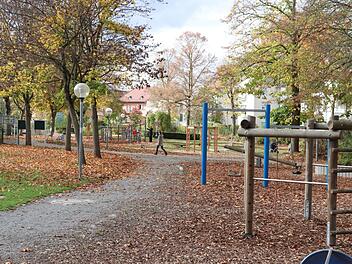 Zigarettenkippen auf dem Spielplatz - das muss nicht sein. Foto: Katrin Geyer