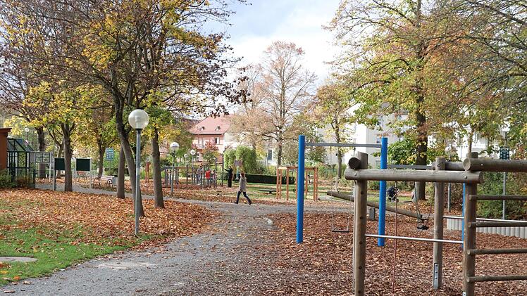 Zigarettenkippen auf dem Spielplatz - das muss nicht sein. Foto: Katrin Geyer