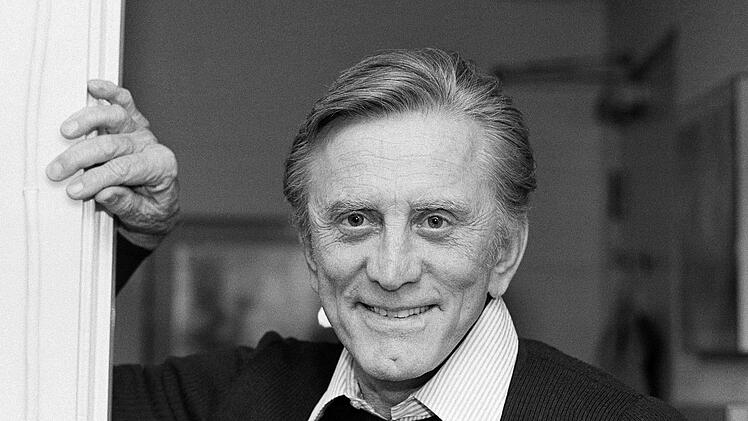 Kirk Douglas ist im Alter von 103 Jahren verstorben. Die Fotoaufnahme zeigt den bekannten Schauspieler im Jahr 1982 in seinem Wohnhaus in Beverly Hills (Los Angeles). Archivfoto: AP/Wally Fong/dpa
