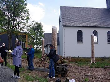 Die Stämme für den Kunstpark stehen schon bereit. Foto: Heike Schülein