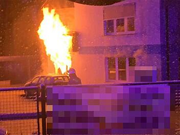 Feuer bricht in Wohnhaus aus: Zwei Bewohner mit Rauchgasvergiftung in Behandlung