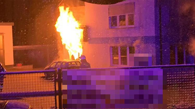 Feuer bricht in Wohnhaus aus: Zwei Bewohner mit Rauchgasvergiftung in Behandlung