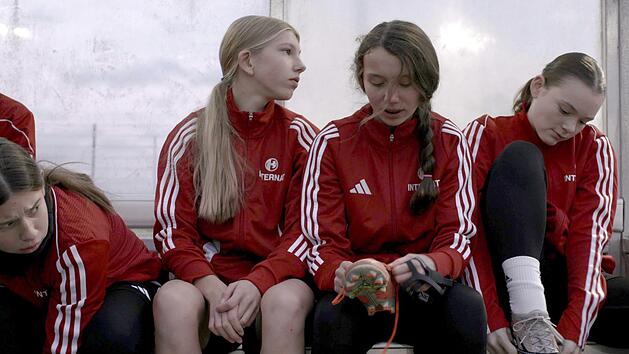 Die Filmemacherinnen Lena Scheidgen und Nicola Graef begleiten für ihre Doku talentierte junge Fußballerinnen aus ganz Deutschland.