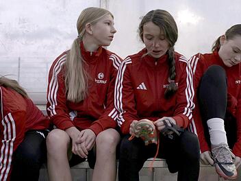 Die Filmemacherinnen Lena Scheidgen und Nicola Graef begleiten für ihre Doku talentierte junge Fußballerinnen aus ganz Deutschland.