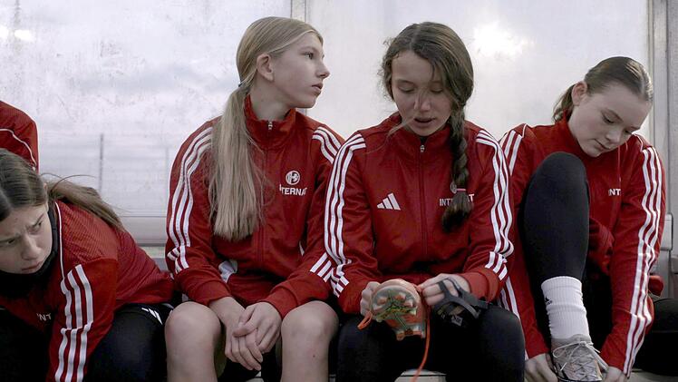 Die Filmemacherinnen Lena Scheidgen und Nicola Graef begleiten für ihre Doku talentierte junge Fußballerinnen aus ganz Deutschland.
