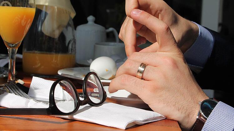 Die runde Brille und die grazilen Finger gehören dem Pianisten.