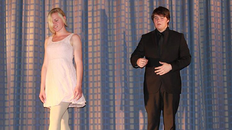 "Bin weder Fräulein, weder schön, kann ungeleitet nach Hause gehn" antwortet Gretchen verschüchtert auf die Frage Faustens "Schönes Fräulein, darfs ichs wagen, meinen Arm und Geleit ihr anzutragen?" eine der bekanntesten Szenen aus dem Stück. Foto: Katharina Becht