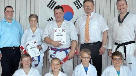 Sie sind fit in Selbstverteidigung und bestanden ihre Gürtelprüfungen: (vorne von links) Linda Neubauer, Maren Löffler, Lukas Beetz, Marius Löffler; (hinten von links) Christian Haderlein (Vorsitzender SVR), Linda Trebes, Christian Schmitt, Bürgermeister Hans Pietz, Tino Roscher (Trainer und Abteilungsleiter).