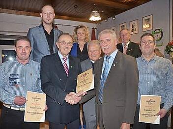 Ehrungen beim ATSV Gehülz. Vorne v.l.: Frank Simon, Karl H. Fick, Herbert Graf, Hans Simon, Bernd Fischer. Zweite Reihe v.l.: Jörg Stöcker, Nadja Herrmann, Ehrenvorsitzender Lothar Biesenecker. Foto: Hofmann