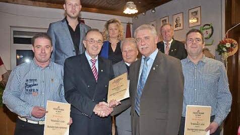Ehrungen beim ATSV Gehülz. Vorne v.l.: Frank Simon, Karl H. Fick, Herbert Graf, Hans Simon, Bernd Fischer. Zweite Reihe v.l.: Jörg Stöcker, Nadja Herrmann, Ehrenvorsitzender Lothar Biesenecker. Foto: Hofmann