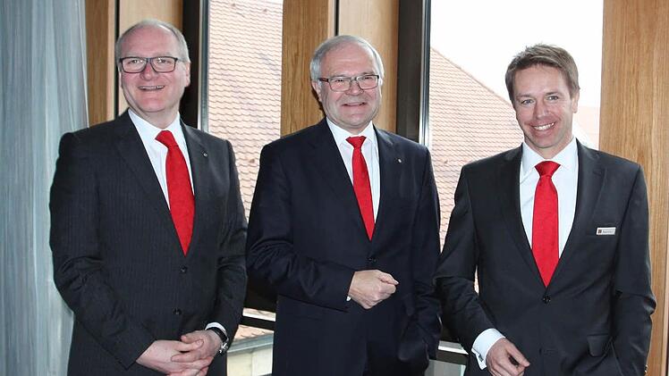 Noch sind es drei Sparkassenvorstände: Stephan Kirchner (links), Konrad Gottschall und Thomas Endres (rechts). Foto: Matthias Hoch