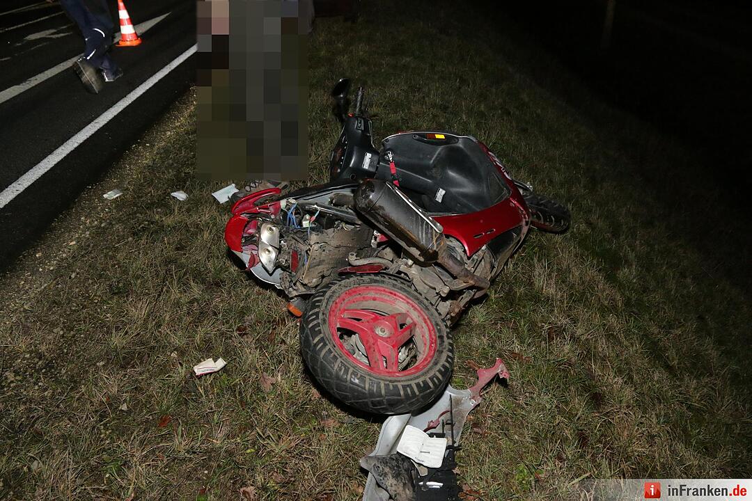 Pkw und Roller kollidieren auf B22 bei Birkach