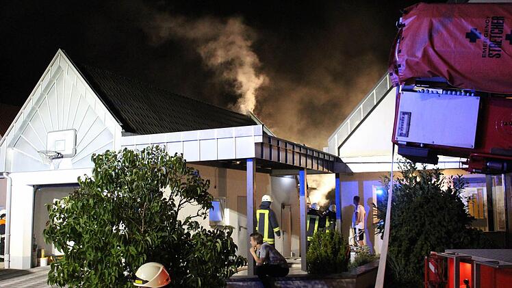Als die Feuerwehr eintraf, stand der Anbau hinter der Garage in Flammen. Foto: Andreas Dorsch