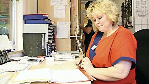 Altenpflegerin Tatjana Rull muss auch umfassende Dokumentationen über ihre Bewohner anlegen. Foto: Andreas Dorsch