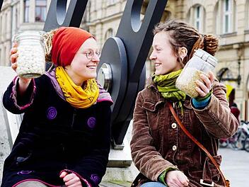 Das Ladenkonzept, Lebensmittel in eigene Behälter wie Einmachgläser abzufüllen, wollen Alina (rechts) und ihre Schwester Theres Gerischer in Bamberg umsetzen.  Fotos: S. Seewald