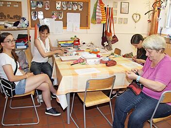 Die Bewohner des Haus am Rosenberg bereiten sich auf das große Fest vor: Sie fertigen Handarbeiten an, malen und werkeln. Die Dinge werden dann beim Tag der offenen Tür verkauft. Fotos: Sonja Adam