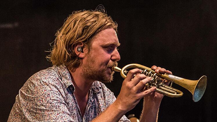 Krachledernes Outfit, mitreißend laute Beats: LaBrassBanda begeistert in Tambach . Foto: Jochen Berger