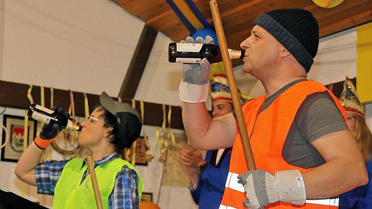 Die Straßenarbeiter Bianca Borst (links) und Marco Erhart (rechts) erzählten sich viel Klatsch aus dem Dorf. Foto: Dieter Britz