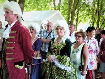 Auch das "markgräfliche Paar"  besuchte die Garten- und  Kunstmesse. Der Besucheransturm war gewaltig.Werner  Reißaus