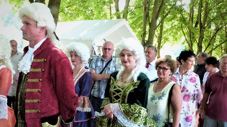 Auch das "markgräfliche Paar"  besuchte die Garten- und  Kunstmesse. Der Besucheransturm war gewaltig.Werner  Reißaus