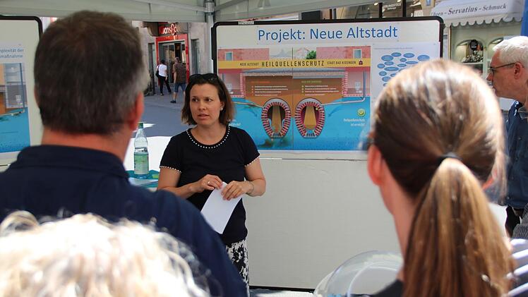 Quartiersmanagerin Angelika Despang informiert beim Stadtrundgang zur Neuen Altstadt. Benedikt Borst