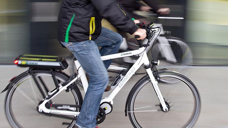 Viel zu schnell war ein 27-Jähriger im oberfränkischen Coburg unterwegs. Die Polizei hielt den Fahrradfahrer an und bemerkte, dass sein Rad frisiert war. Zudem lagen zwei Haftbefehle gegen den Mann vor. Foto: Daniel Karmann/dpa