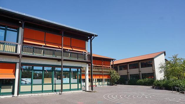 Im Sandberger Schulgeb&auml;ude ist die Montessori-Schule Rh&ouml;n-Saale derzeit  untergebracht. Allerdings hat die Gemeinde nun den Mietvertrag zum Ende  des n&auml;chsten Schuljahres gek&uuml;ndigt.  Marion Eckert