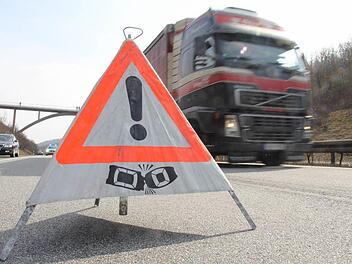 Fahrer schwer verletzt: Auf der A7 bei Neusitz prallte ein Lkw auf einen stehenden Pannen-Sattelzug. Symbolfoto: Michael Gr&uuml;ndel