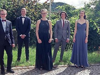 Das Frankenwald-Gymnasium Kronach mit Schulleiter Harald Weichert (rechts) freut sich über seine erfolgreichen Abiturienten (von links) Silas Robitschko, Christoph Marx, Leon Gremer, Madeleine Heinritz, Paul Rost, Lea Koch und Maximilian Daum.  Foto: Heike Schülein