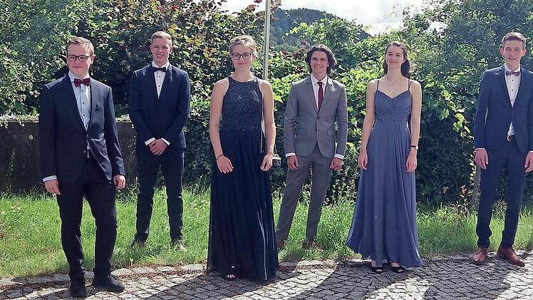 Das Frankenwald-Gymnasium Kronach mit Schulleiter Harald Weichert (rechts) freut sich über seine erfolgreichen Abiturienten (von links) Silas Robitschko, Christoph Marx, Leon Gremer, Madeleine Heinritz, Paul Rost, Lea Koch und Maximilian Daum.  Foto: Heike Schülein