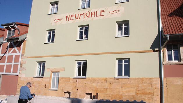 An der Neum&uuml;hle pr&uuml;ft ein Mitarbeiter der Weismainer Baufirma die Tragf&auml;higkeit des Untergrunds.  Foto: Stephan St&ouml;ckel