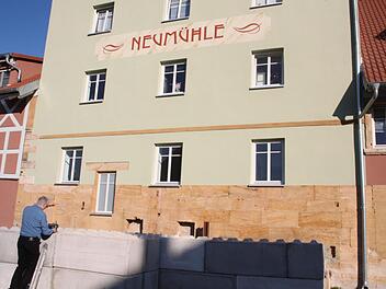 An der Neumühle prüft ein Mitarbeiter der Weismainer Baufirma die Tragfähigkeit des Untergrunds.  Foto: Stephan Stöckel