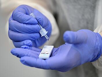 Die Zahl der positiven Corona-Schnelltests (Bild) und  der positiven PCR-Tests ist seit Tagen auf einem hohen Niveau