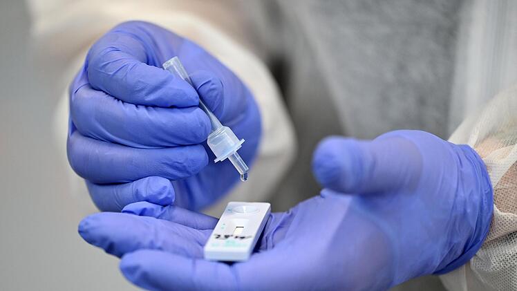 Die Zahl der positiven Corona-Schnelltests (Bild) und  der positiven PCR-Tests ist seit Tagen auf einem hohen Niveau