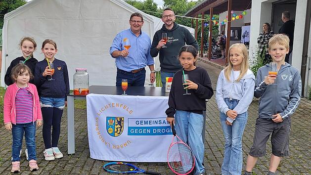 Vorsitzender Christian Sch&uuml;tz (Mitte, links) und Toni Spitzenpfeil mit Nachwuchstalenten des TC Michelau