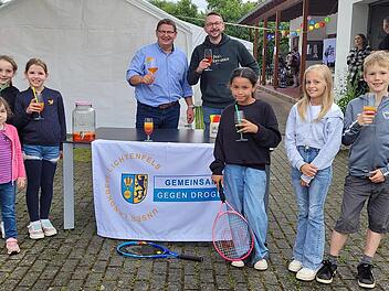 Vorsitzender Christian Sch&uuml;tz (Mitte, links) und Toni Spitzenpfeil mit Nachwuchstalenten des TC Michelau
