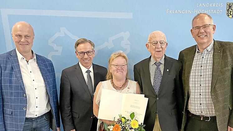 F&uuml;r au&szlig;ergew&ouml;hnliche Verdienste im Ehrenamt geehrt: Landrat Alexander Tritthart (2.&nbsp;v.&nbsp;l.) &uuml;berreicht Roswitha Grau aus H&ouml;chstadt und Friedrich Franke aus M&ouml;hrendorf das Ehrenzeichen des Bayerischen Ministerpr&auml;sidenten. H&ouml;chstadts B&uuml;rgermeister Ge...