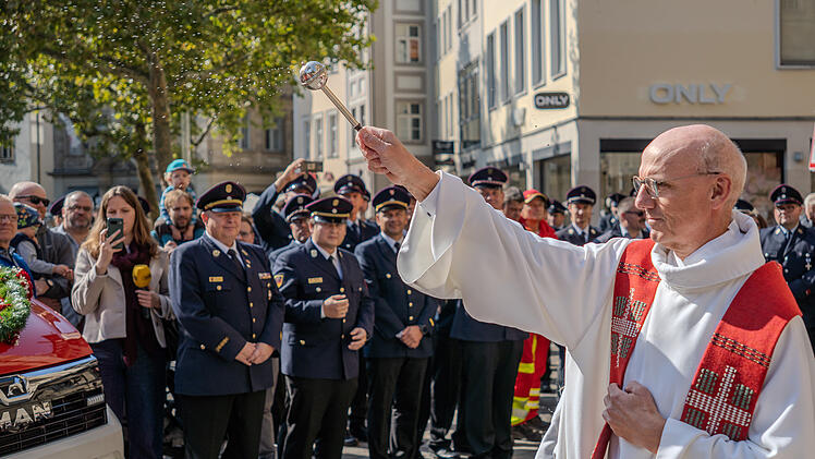 Bei der Zeremonie vor der Kirche St. Martin wurde die Wertschätzung für die Arbeit der Feuerwehr deutlich