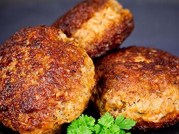 Frikadellen saftig und knusprig braten: Geheimzutat hat fast jeder daheim