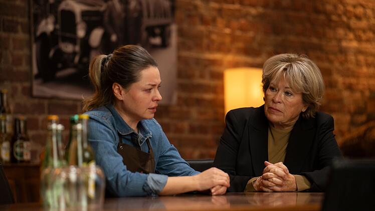 Kriminalhauptkommissarin Anna Springer (Rita Russek, rechts) befragt Braumeisterin Jasna Babic (Karolina Lodyga) zu den Umst&auml;nden von Lars Roxels Tod.
