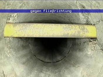 Hier wurde eine Gasleitung quer durch einen Kanal  verlegt. Auch dies brachte die Kamerauntersuchung ans Licht. Foto: privat