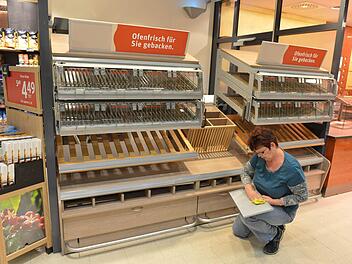 Langsam füllen sich die Regale. Als erstes wird das Nonfood-Angebot und die Trockenware eingeräumt. Obst und Gemüse kommen wenige Stunden vor der Eröffnung.  Fotos: R. Rinklef