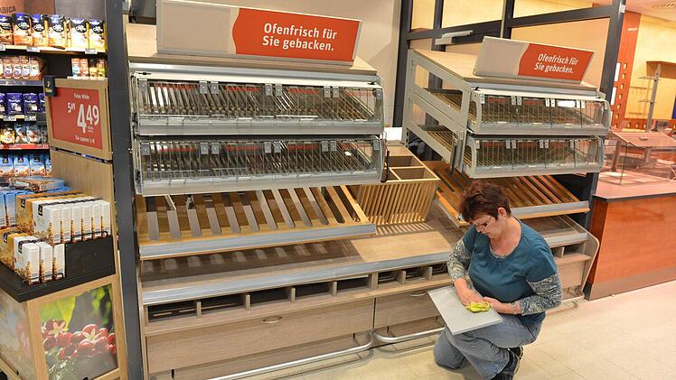 Langsam füllen sich die Regale. Als erstes wird das Nonfood-Angebot und die Trockenware eingeräumt. Obst und Gemüse kommen wenige Stunden vor der Eröffnung.  Fotos: R. Rinklef