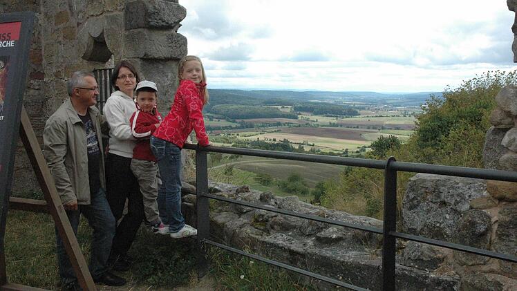 Den weiten Blick ins Baunachtal genossen Johannes und Susanne Behr aus Königsberg mit ihren Kindern Hannes und Lina.