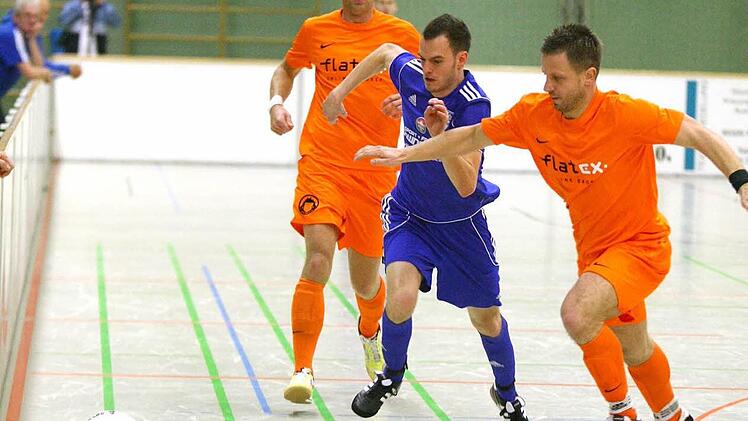 Zwei gleichwertige Teams stehen sich mit dem VfB und dem ATS Kulmbach im Finale gegenüber. Hier ein Laufduell zwischen Florian Hohla (ATS/rechts) und Christopher Wohlfart (VfB); hinten Johannes Adam (ATS).