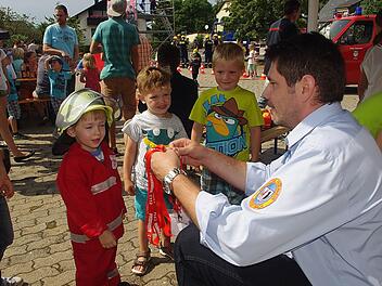 Die angehenden Floriansjünger erhalten ihre Mitgliederausweise. Fotos: Heike Schülein