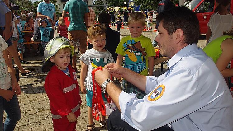 Die angehenden Floriansjünger erhalten ihre Mitgliederausweise. Fotos: Heike Schülein