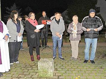 Bürgermeister Walter Ziegler und Diakon Joachim Stapf (von links) gestalteten zusammen mit Christen beider Konfessionen eine beeindruckende Gedenkfeier in Ebelsbach.  Foto: Roland Mayer
