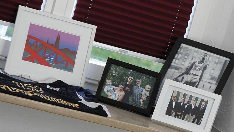 Bilder von der Familie zieren die Fensterbretter